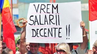UPDATE Peste 30.000 de angajati din administratia publica locala sunt in greva. In Bucuresti, oamenii protesteaza in fata Primariei Generale