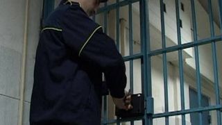 Un fost ofiter al Penitenciarului de Maxima Siguranta din Craiova isi va petrece urmatorii patru ani in spatele gratiilor pentru ca le aducea detinutilor telefoane mobile