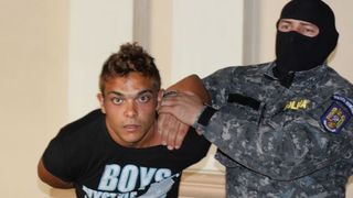 Un tanar a fost condamnat la 27 de ani de inchisoare pentru ca a violat si a ucis o femeie. La trei ani dupa orbila crima, ucigasul are o cerere bizara: vrea deshumarea cadavrului. Care e motivul sau