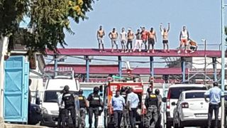 Revolta la Penitenciarul Iasi. Detinutii au ocupat curtea inchisorii, au dat foc unei celule si striga "Jos comunistii!"