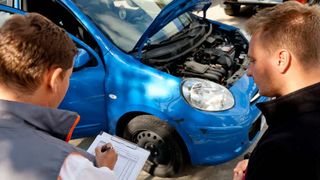 Service-urile se plang ca firmele de asigurari intarzie platile: constatările de daune se fac cu "bucatari si ospatari"