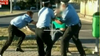 Scandal in toata regula, in strada, chiar sub nasul politistilor! Un sofer beat a facut circ ca sa nu fie filmat! Scene memorabile