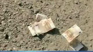 Razbunare in stil "galatean"! In loc sa dea cu pumnul, un barbat si-a atacat vecinii cu sute de euro. Politistii au fost chemati de urgenta