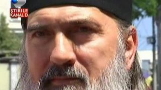 Arhiepiscopului Tomisului, &Icirc;nalt Preasfinţia Sa Teodosie, a venit la DNA cu coliva dupa el.