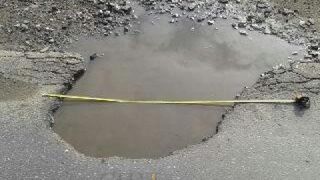 Rabdarea unui sofer din Cluj a fost rasplatita. Dupa trei ani, instanta a decis ca primaria sa-l despagubeasca pentru ca si-a distrus masina intr-o groapa nesemnalizata