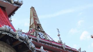 Romii din Hunedoara se bat in decoratiuni cu cei din Republica Moldova! Ai nostri pun Turnul Eiffel si sigla Mercedes pe palatele lor, cei de peste Prut au copiat celebrul Taj Mahal!