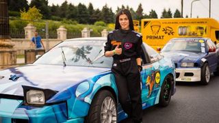 Kristalina Stefanova, cea mai tanara femeie pilot din lume. Are 15 ani si masinile nu mai au niciun secret pentru ea
