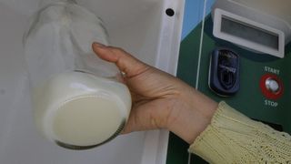 Bacteria E.coli, descoperita intr-un tonomat de lapte din Covasna. Autoritatile au demarat o ancheta