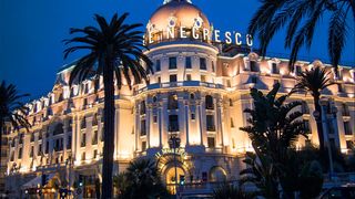 Hotelul fondat de un roman, folosit ca spital pentru victimele atentatului de la Nisa! Afla care este povestea lui Negresco, celebrul stabiliment de 5 stele de pe Coasta de Azur!