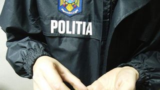 Grupare suspecta de trafic de droguri, prinsa la Bacau. Liderul traficantilor si-a pus mama sa portioneze drogurile