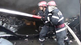 Incendiu puternic in Craiova. Acoperisurile a trei case au fost cuprinse de flacari. Pompierii au intervenit cu sapte autospeciale