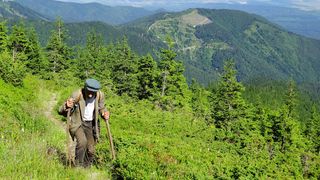 Batranul asta merita respectul romanilor. Zilnic cara sare pe munte pentru a ajuta caprele negre. Povestea lui e fascinanta