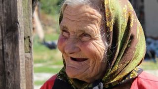 O bunicuta cum rar iti e dat sa vezi. Desi are 85 de ani, merge cate 12 kilometri pe jos sa le duca orasenilor lapte