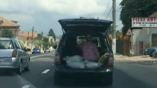 O femeie din Tuzla, plimbata in... portbagaj. In loc sa fie speriata, doamna se distraza de mama focului