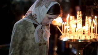 Te-ai intrebat vreodata de ce poarta femeile batic in biserica? Afla de aici ce spun preotii