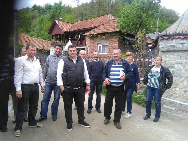 Primarul comunei, alaturi de o parte din electoratul sau