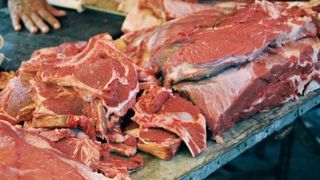 Aveti grija unde mancati. O pensiune din Brasov a fost inchisa dupa ce a servit clientilor mancare expirata si stricata