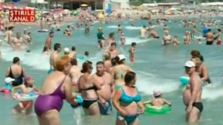 Plajele de pe litoral au devenit neincapatoare. Lumea le-a umplut cu cearceafuri, paturi flausate sau covoare