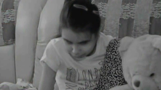 Izabela, fetita care traieste de 10 ani in bezna. Isi imagineaza cum arata lumea si a invatat sa scrie pe laptop