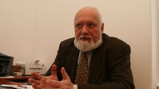 Celebrul Gelu Voican Voiculescu si-a vandut la batranete apartamentul mostenit de la parinti! Fostul vicepremier detine insa 10 hectare de padure