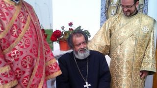 Parintele Mihai Negrea (in mijloc), emotionant la nunta fetei sale