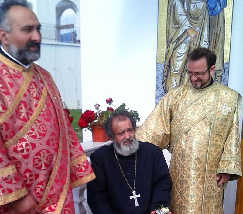 Parintele Mihai Negrea (in mijloc), emotionant la nunta fetei sale