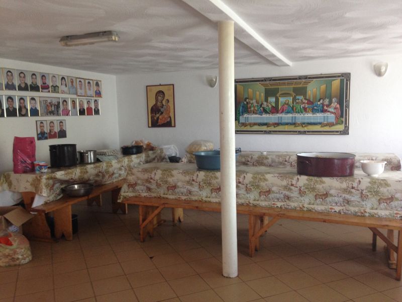 Asa arata sala de mese din casa parintelui