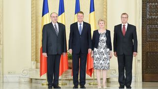 Livia Stanciu, alaturi de presedinte si alti colegi, saptamana trecuta, la ceremonia depunerii juramantul ca judecator la Curtea Constitutionala