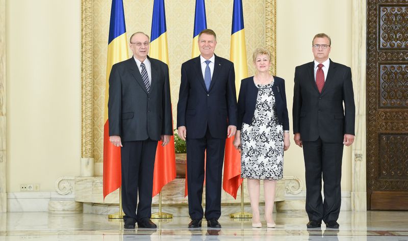 Livia Stanciu, alaturi de presedinte si alti colegi, saptamana trecuta, la ceremonia depunerii juramantul ca judecator la Curtea Constitutionala