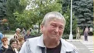 In baston si cu ochii-n lacrimi, tanti Viorica a venit sa il sustina pe primarul din Baia Mare: "Imi e ca un fiu". Catalin Chereches a fost adus din inchisoare sa depuna juramantul