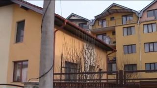 Proprietarii unei case umbrite de un bloc, o noua victorie in instanta! Primaria Cluj si constructorul trebuie sa le plateasca 65000 de euro despagubiri