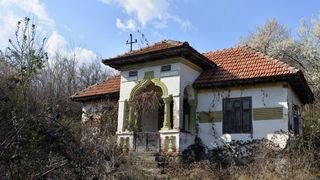 Multe din casele din sat sunt acum parasite, fie ca erau case mari si frumoase sau unele mici