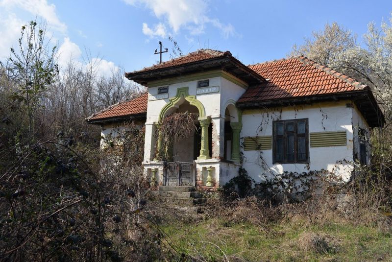 Multe din casele din sat sunt acum parasite, fie ca erau case mari si frumoase sau unele mici