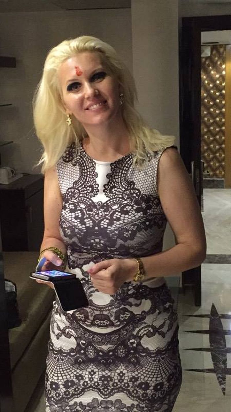 Anca locuieste in India