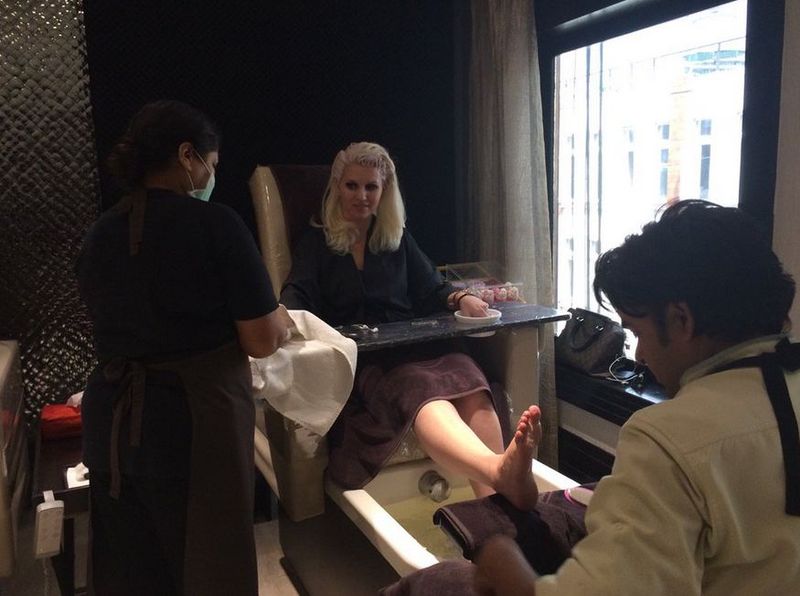 Blonda duce o viata de miliardar