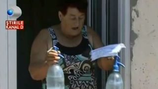 Apa e un lux pentru locuitorii unui sat din Vrancea. Cumpara sifon pentru a bea si pentru a se spala