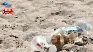 Plajele din Costinesti, transformate in gropi de gunoi dupa plecarea turistilor: "Cojile de semninte le bagam sub nisip"