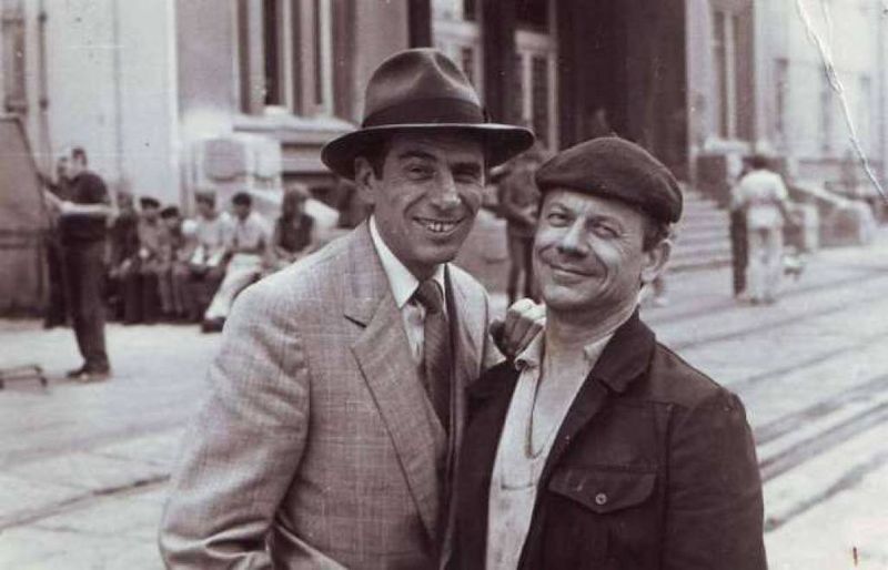 Mitica Popescu (stanga) era student cand a fost arestat de Securitate