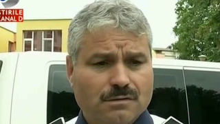 Imagini cumplite din Craiova. Un politist este tarat de catre un sofer care n-a vrut sa respecte regulile de circulatie