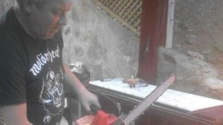 Scene socante. Un liberal s-a fotografiat simuland o executie in stil ISIS. PNL cere excluderea lui din partid