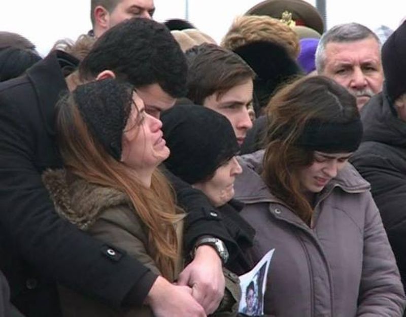 Surorile si mama Aurei, la inmormantarea din ianuarie 2014