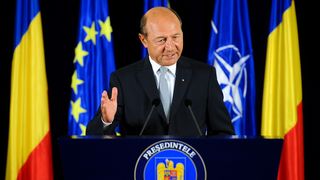Cu ce-a plecat Traian Basescu acasa de la Palatul Cotroceni: un serviciu pentru bauturi, manusi de box, un tablou cu sirene si, 3 sticle de vin!