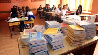 Elevii risca sa inceapa scoala fara manuale. Tipografii someaza Ministerul Educatiei sa aloce banii necesari