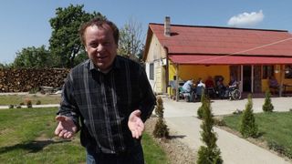 Un barbat din Bihor care are grija de 200 de sarmani a fost amendat de autoritati cu 10.000 de lei: "Daca nu-mi dau voie, sa faca ei"