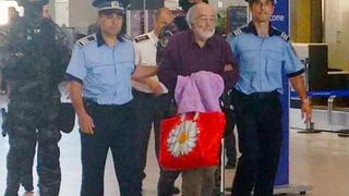 Guru Bivolaru, liderul MISA, a fost adus in tara din Franta! Are de executat o pedeapsa de 6 ani de inchisoare. Imagini de la aeroport