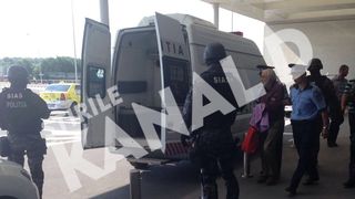 Gregorian Bivolaru, in momentul in care a ajuns in tara, la iesirea de pe aeroport