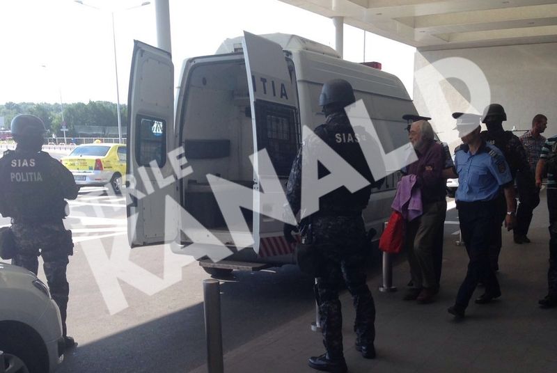 Gregorian Bivolaru, in momentul in care a ajuns in tara, la iesirea de pe aeroport