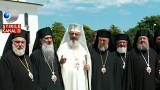 Patriarhul Daniel a implinit astazi 65 de ani. Cum a fost sarbatorit astazi Inalt Preasfintitul. La eveniment au luat parte zeci de persoane si un sobor impresionant de preoti