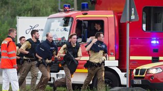 Martorii atacului din Munchen spun ca teroristii ar fi germani. Presa locala anunta ca un agresor s-a sinucis si altul a fost prins