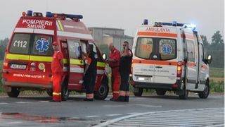 Accident grav la Mioveni. Doua persoane si-au pierdut viata si alte 10 persoane au fost ranite dupa ce o masina s-a izbit violent de un microbuz